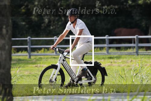 Loenen 24 juni 2019
Pieter van Beukering ( man van Yvon Jaspers) laat hond uit en vertrekt daarna op electrische fiets naar zijn werk.