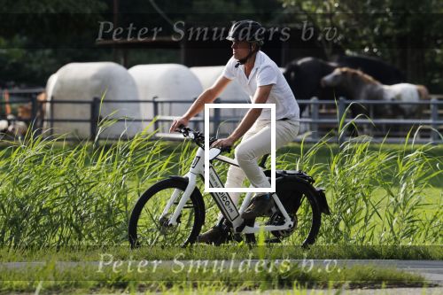 Loenen 24 juni 2019
Pieter van Beukering ( man van Yvon Jaspers) laat hond uit en vertrekt daarna op electrische fiets naar zijn werk.
