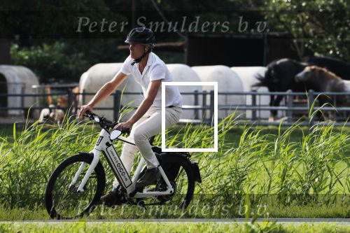 Loenen 24 juni 2019
Pieter van Beukering ( man van Yvon Jaspers) laat hond uit en vertrekt daarna op electrische fiets naar zijn werk.