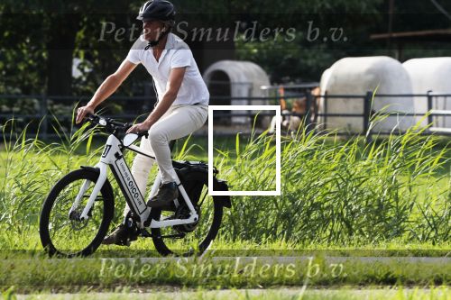 Loenen 24 juni 2019
Pieter van Beukering ( man van Yvon Jaspers) laat hond uit en vertrekt daarna op electrische fiets naar zijn werk.