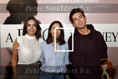Amsterdam 12 juni 2019
Premiere a dogs Journey by Lucky Smit.
Bas Smit Anouk Smulders en Rosanna Kluivert zijn aanwezig met hun honden.