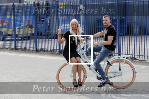 Buren 20 juni 2019
Barbie Samantha de Jong met haar vriend Maron Hill kopen nieuwe fietsen bij Arvel