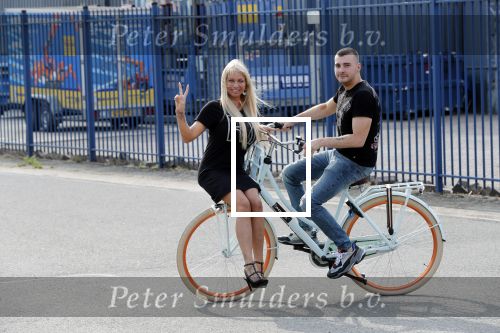 Buren 20 juni 2019
Barbie Samantha de Jong met haar vriend Maron Hill kopen nieuwe fietsen bij Arvel