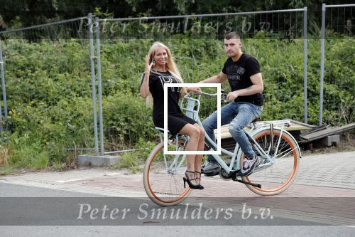 Buren 20 juni 2019
Barbie Samantha de Jong met haar vriend Maron Hill kopen nieuwe fietsen bij Arvel