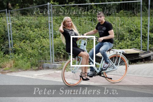 Buren 20 juni 2019
Barbie Samantha de Jong met haar vriend Maron Hill kopen nieuwe fietsen bij Arvel