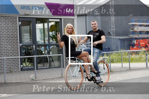Buren 20 juni 2019
Barbie Samantha de Jong met haar vriend Maron Hill kopen nieuwe fietsen bij Arvel