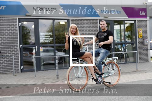Buren 20 juni 2019
Barbie Samantha de Jong met haar vriend Maron Hill kopen nieuwe fietsen bij Arvel