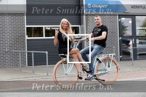 Buren 20 juni 2019
Barbie Samantha de Jong met haar vriend Maron Hill kopen nieuwe fietsen bij Arvel