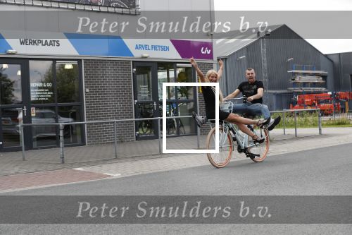 Buren 20 juni 2019
Barbie Samantha de Jong met haar vriend Maron Hill kopen nieuwe fietsen bij Arvel