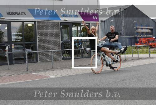 Buren 20 juni 2019
Barbie Samantha de Jong met haar vriend Maron Hill kopen nieuwe fietsen bij Arvel