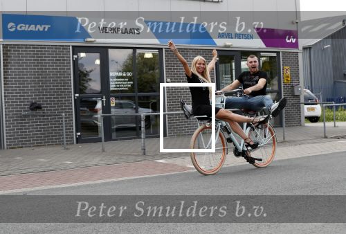 Buren 20 juni 2019
Barbie Samantha de Jong met haar vriend Maron Hill kopen nieuwe fietsen bij Arvel