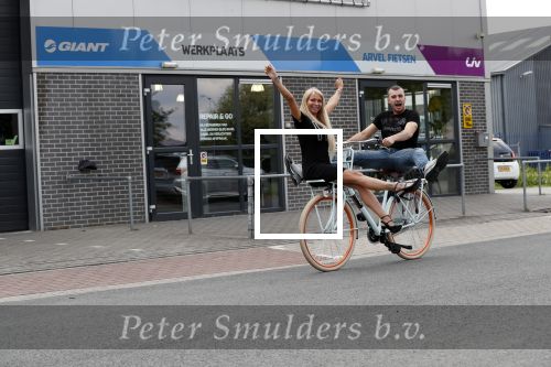 Buren 20 juni 2019
Barbie Samantha de Jong met haar vriend Maron Hill kopen nieuwe fietsen bij Arvel