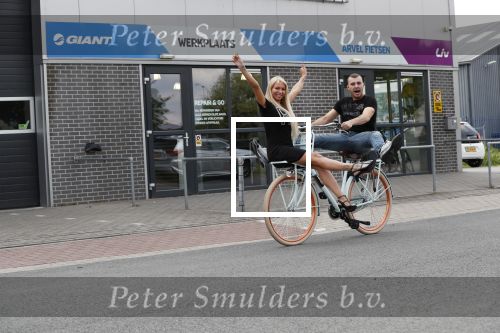 Buren 20 juni 2019
Barbie Samantha de Jong met haar vriend Maron Hill kopen nieuwe fietsen bij Arvel