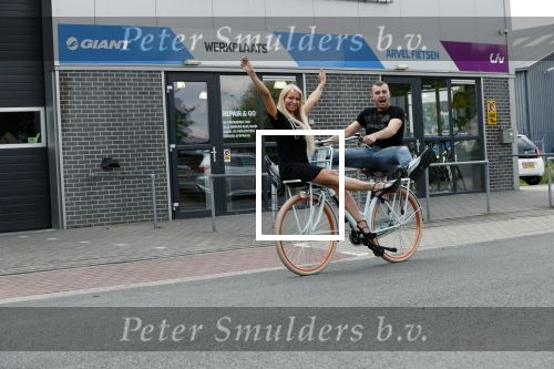 Buren 20 juni 2019
Barbie Samantha de Jong met haar vriend Maron Hill kopen nieuwe fietsen bij Arvel