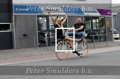 Buren 20 juni 2019
Barbie Samantha de Jong met haar vriend Maron Hill kopen nieuwe fietsen bij Arvel