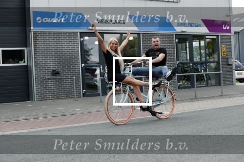 Buren 20 juni 2019
Barbie Samantha de Jong met haar vriend Maron Hill kopen nieuwe fietsen bij Arvel