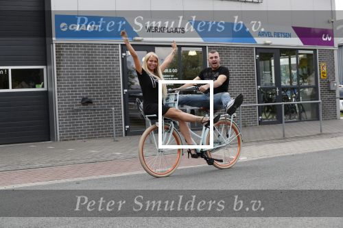 Buren 20 juni 2019
Barbie Samantha de Jong met haar vriend Maron Hill kopen nieuwe fietsen bij Arvel