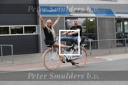 Buren 20 juni 2019
Barbie Samantha de Jong met haar vriend Maron Hill kopen nieuwe fietsen bij Arvel