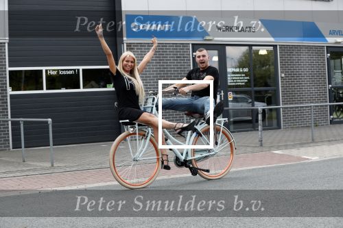 Buren 20 juni 2019
Barbie Samantha de Jong met haar vriend Maron Hill kopen nieuwe fietsen bij Arvel