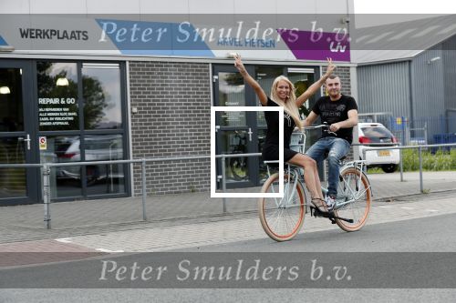 Buren 20 juni 2019
Barbie Samantha de Jong met haar vriend Maron Hill kopen nieuwe fietsen bij Arvel