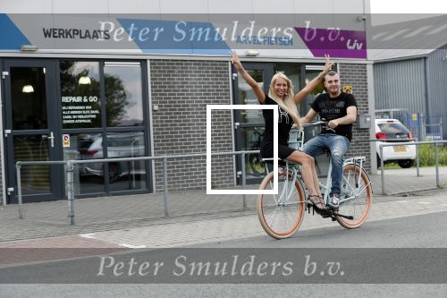 Buren 20 juni 2019
Barbie Samantha de Jong met haar vriend Maron Hill kopen nieuwe fietsen bij Arvel