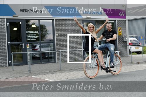 Buren 20 juni 2019
Barbie Samantha de Jong met haar vriend Maron Hill kopen nieuwe fietsen bij Arvel