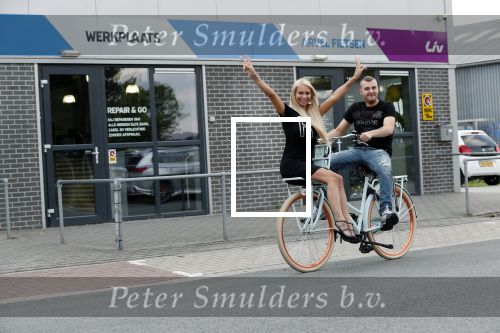 Buren 20 juni 2019
Barbie Samantha de Jong met haar vriend Maron Hill kopen nieuwe fietsen bij Arvel