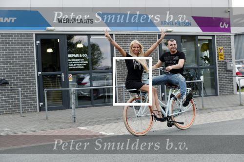 Buren 20 juni 2019
Barbie Samantha de Jong met haar vriend Maron Hill kopen nieuwe fietsen bij Arvel