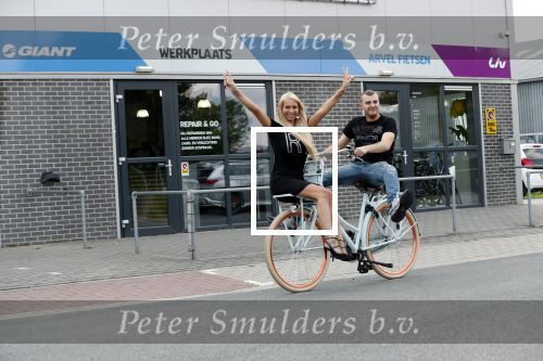 Buren 20 juni 2019
Barbie Samantha de Jong met haar vriend Maron Hill kopen nieuwe fietsen bij Arvel