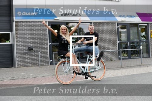 Buren 20 juni 2019
Barbie Samantha de Jong met haar vriend Maron Hill kopen nieuwe fietsen bij Arvel