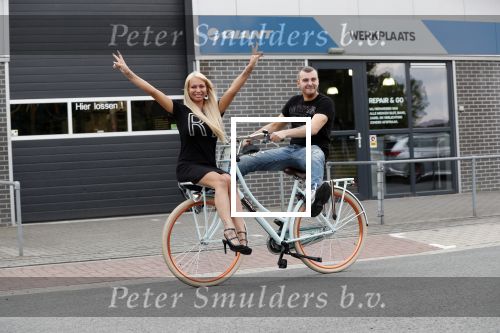 Buren 20 juni 2019
Barbie Samantha de Jong met haar vriend Maron Hill kopen nieuwe fietsen bij Arvel