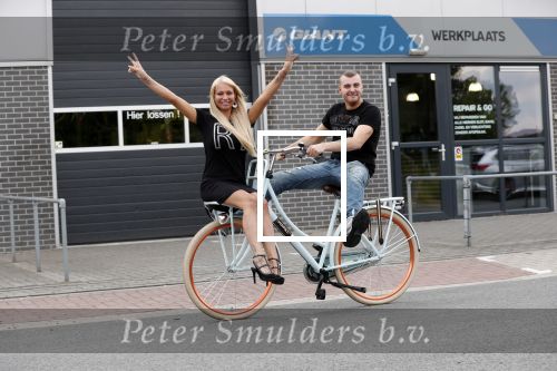 Buren 20 juni 2019
Barbie Samantha de Jong met haar vriend Maron Hill kopen nieuwe fietsen bij Arvel