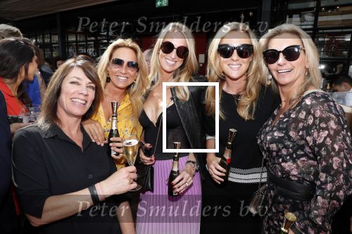 Amsterdam 6 juni 2019
Talkies terras awards bij de Harbour club . Selena Visser met vriendinnen