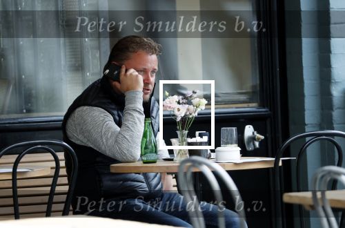 Amsterdam 28 juni 2019
Wesly Bronkhorst bellend op terras.