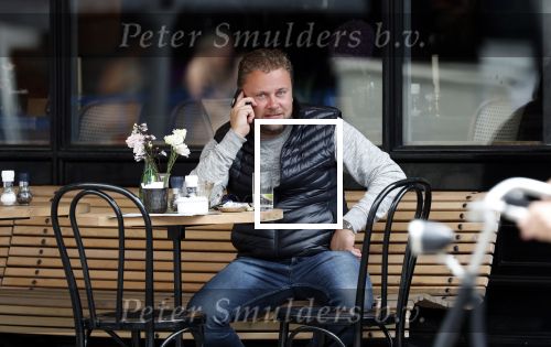 Amsterdam 28 juni 2019
Wesly Bronkhorst bellend op terras.