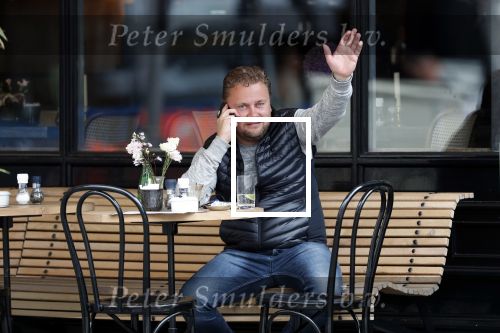 Amsterdam 28 juni 2019
Wesly Bronkhorst bellend op terras.