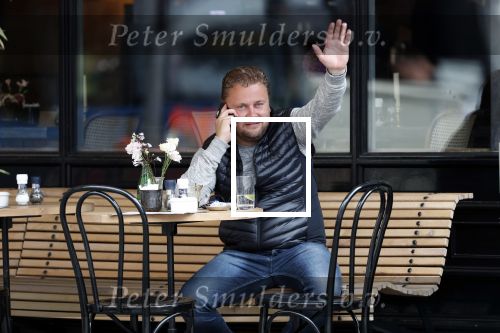 Amsterdam 28 juni 2019
Wesly Bronkhorst bellend op terras.
