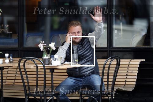 Amsterdam 28 juni 2019
Wesly Bronkhorst bellend op terras.