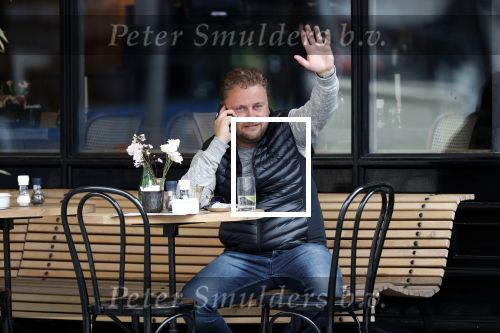 Amsterdam 28 juni 2019
Wesly Bronkhorst bellend op terras.