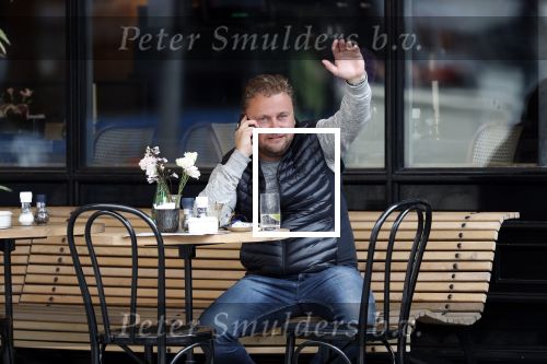 Amsterdam 28 juni 2019
Wesly Bronkhorst bellend op terras.