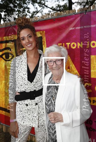 Rosmalen 20 juni 2019
Premiere Aida in het autotron . Zoey Ivory met oma