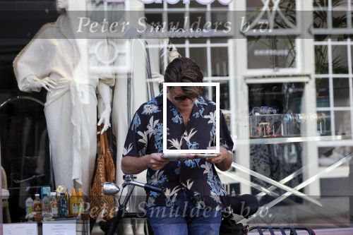 Amsterdam 22 juni 2020
Beau v Erven Dorens leest krantje op zijn  fiets