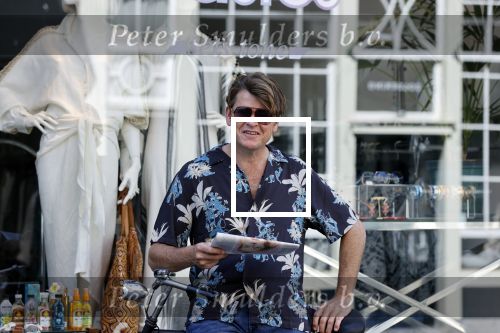 Amsterdam 22 juni 2020
Beau v Erven Dorens leest krantje op zijn  fiets