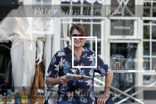 Amsterdam 22 juni 2020
Beau v Erven Dorens leest krantje op zijn  fiets
