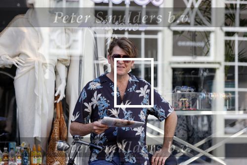 Amsterdam 22 juni 2020
Beau v Erven Dorens leest krantje op zijn  fiets