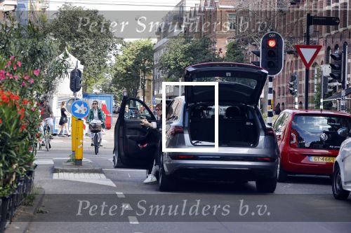 Amsterdam 3 juli 2020
Carice v Houten vergeet de achterklep van haar auto dicht te doen terwijl ze weg rijdt