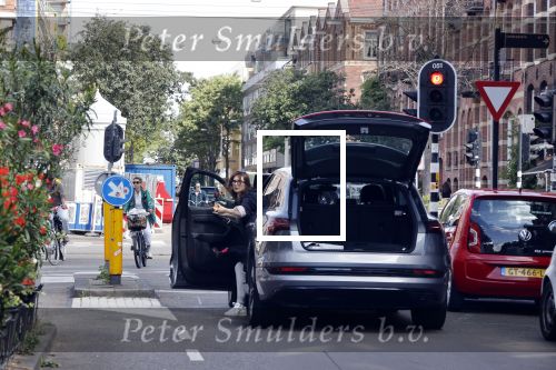 Amsterdam 3 juli 2020
Carice v Houten vergeet de achterklep van haar auto dicht te doen terwijl ze weg rijdt