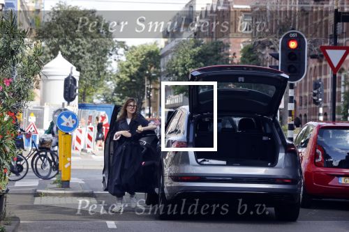 Amsterdam 3 juli 2020
Carice v Houten vergeet de achterklep van haar auto dicht te doen terwijl ze weg rijdt