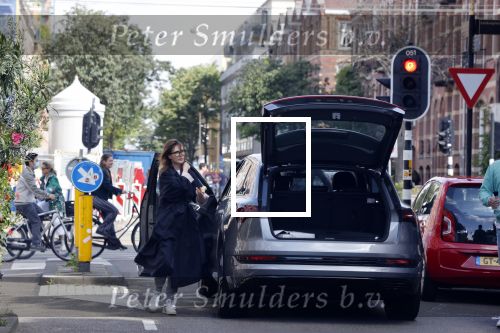 Amsterdam 3 juli 2020
Carice v Houten vergeet de achterklep van haar auto dicht te doen terwijl ze weg rijdt