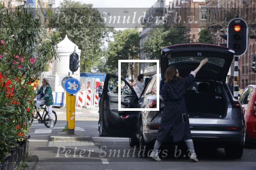 Amsterdam 3 juli 2020
Carice v Houten vergeet de achterklep van haar auto dicht te doen terwijl ze weg rijdt